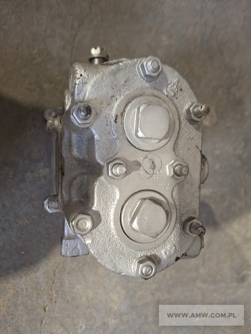 Części zamienne i akcesoria do pojazdów ZIŁ 130 - pakiet zawierający 154 poz. asort. (wg oddzielnego wykazu), w tym m.in.: przekładnie boczne, pompy wody, komplety remontowe silnika, bębny hamulca itp. 